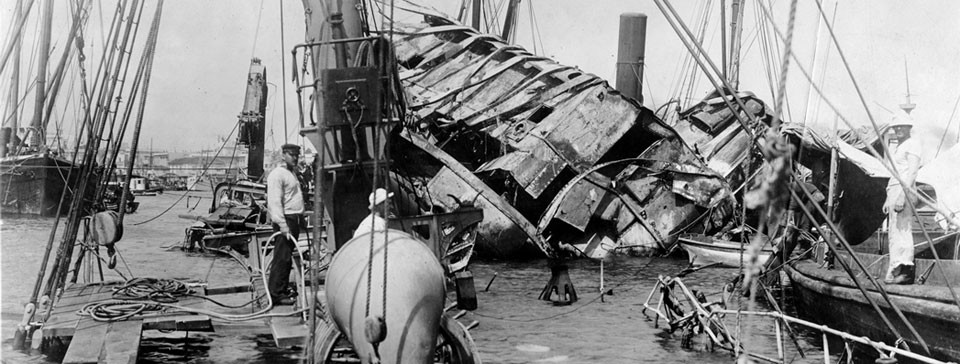 NH 46774: U.S. Navy diving crew at work on the wreck of USS Maine.